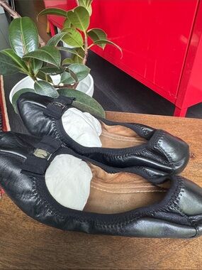 Ferragamo Classic Black Leather Ballet Flats